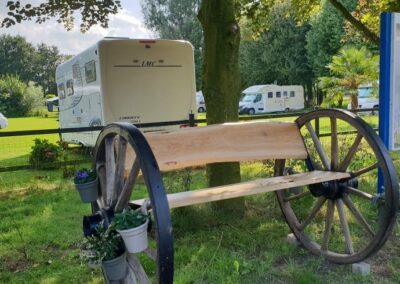 Beggelderhoeve-campertuin-met-bankje